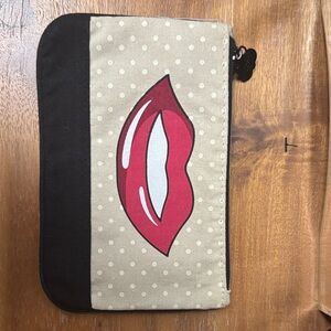 😍FREE With Bundle - New Makeup Pouch